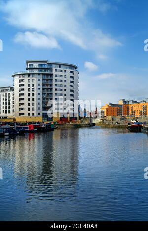 Regno Unito, West Yorkshire, Appartamenti e uffici presso il molo di Leeds Foto Stock