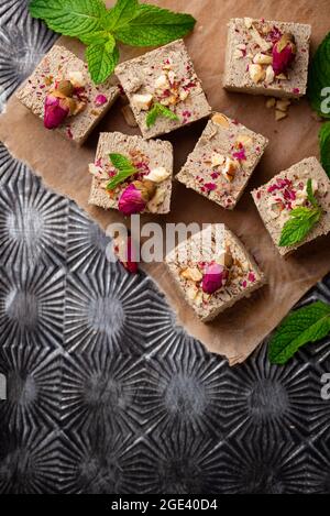 Halva con petalo di rosa e noci. Foto Stock