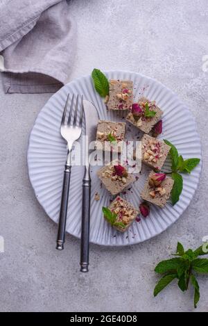 Halva con petalo di rosa e noci. Foto Stock