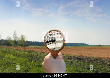 Il riflesso della moto nello specchio sullo sfondo del campo Foto Stock