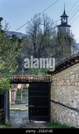 Porta di legno al cortile, Elena città, V. Tarnovo zona, Balkand, Bulgaria Foto Stock