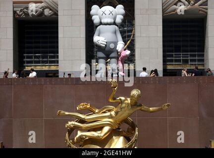 16 agosto 2021, New York, New York, USA: Una vista della nuova scultura alta 18 piedi 'KAWS: Share' dell'artista KAWS aka Brian Donnelly. La scultura raffigura la "Companion" di Topolino di KAW e un personaggio più piccolo di Elmo di BFF, visto al Rockefeller Center. (Immagine di credito: © Nancy Kaszerman/ZUMA Press Wire) Foto Stock