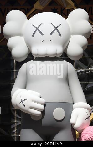 16 agosto 2021, New York, New York, USA: Una vista della nuova scultura alta 18 piedi 'KAWS: Share' dell'artista KAWS aka Brian Donnelly. La scultura raffigura la "Companion" di Topolino di KAW e un personaggio più piccolo di Elmo di BFF, visto al Rockefeller Center. (Immagine di credito: © Nancy Kaszerman/ZUMA Press Wire) Foto Stock