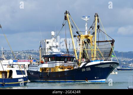 In una mattina presto mite in alta marea, Brixhams primo più nuovo peschereccio è visto lasciare Brixham Harbour. Foto di credito Robert Timoney/AlamyStockPhoto Foto Stock