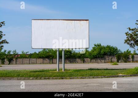 un grande cartellone vuoto in un parcheggio cittadino Foto Stock