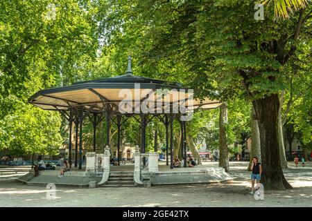 Gazebo nel parco, punto d'incontro per giovani e turisti a Grenoble. Rhône, département de l' Isère, Regione Auvergne-Alpi, Francia, Europa Foto Stock