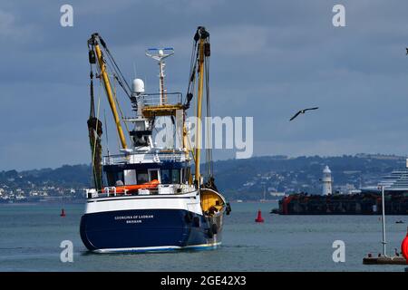 In una mattinata mite in alta marea Georgina di Ladram pesca a strascico è visto lasciare Brixham Harbour. Foto di credito Robert Timoney/AlamyStockPhoto Foto Stock