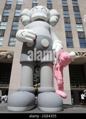 New York, New York, Stati Uniti. 16 agosto 2021. Una vista della nuova scultura alta 18 piedi "KAWS: Share" dell'artista KAWS aka Brian Donnelly. La scultura raffigura la "Companion" di Topolino di KAW e un personaggio più piccolo di Elmo di BFF, visto al Rockefeller Center. (Immagine di credito: © Nancy Kaszerman/ZUMA Press Wire) Foto Stock