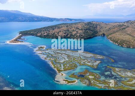 Vista aerea delle isole marine nel canale di Vivari, preso dal drone. Butrint, Albania Foto Stock