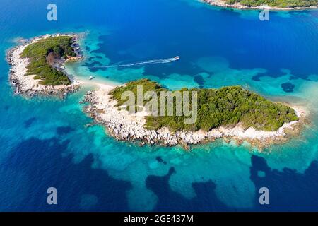 Bella vista aerea delle isole Ksamil e del mare dall'alto, preso dal drone, Riviera albanese Foto Stock
