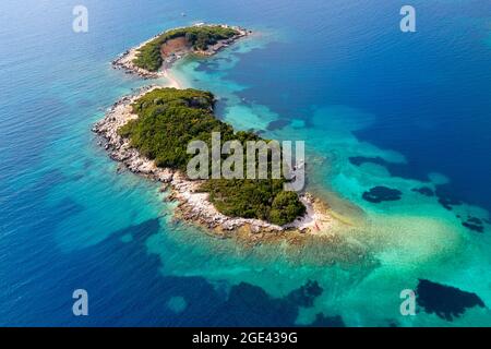 Bella vista aerea delle isole Ksamil e del mare dall'alto, preso dal drone, Riviera albanese Foto Stock
