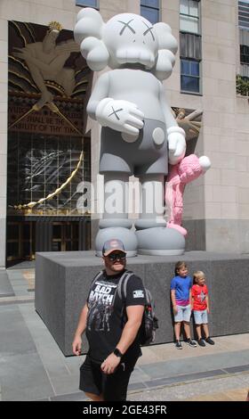 New York, New York, Stati Uniti. 16 agosto 2021. Una vista della nuova scultura alta 18 piedi "KAWS: Share" dell'artista KAWS aka Brian Donnelly. La scultura raffigura la "Companion" di Topolino di KAW e un personaggio più piccolo di Elmo di BFF, visto al Rockefeller Center. (Immagine di credito: © Nancy Kaszerman/ZUMA Press Wire) Foto Stock