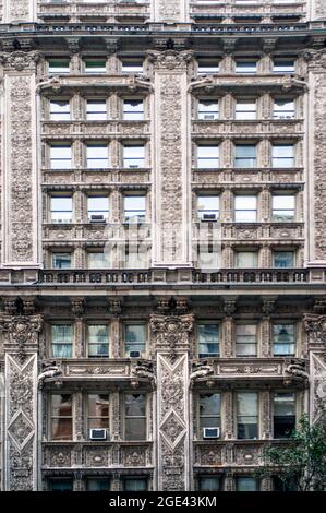 NEW YORK, dettagli architettonici dell'edificio di Alwyn Court sono raffigurati a Manhattan. L'impressionante ingresso al ristorante caviale Petrossian, New Foto Stock