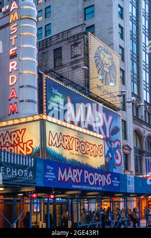 New York City Midtown Manhattan Street Theatre District Mary Poppins Amsterdam Theater Foto Stock