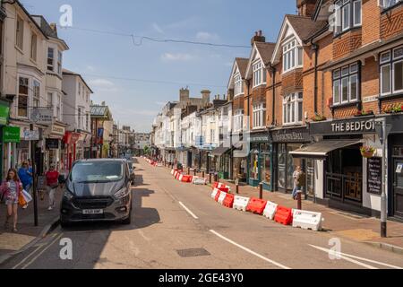 Negozi in High St, Tunbridge Wells Kent. Con restrizioni Covid in vigore. Foto Stock