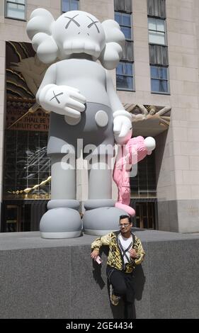 New York, New York, Stati Uniti. 16 agosto 2021. Una vista della nuova scultura alta 18 piedi "KAWS: Share" dell'artista KAWS aka Brian Donnelly. La scultura raffigura la "Companion" di Topolino di KAW e un personaggio più piccolo di Elmo di BFF, visto al Rockefeller Center. (Immagine di credito: © Nancy Kaszerman/ZUMA Press Wire) Foto Stock