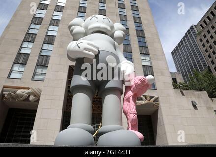 New York, New York, Stati Uniti. 16 agosto 2021. Una vista della nuova scultura alta 18 piedi "KAWS: Share" dell'artista KAWS aka Brian Donnelly. La scultura raffigura la "Companion" di Topolino di KAW e un personaggio più piccolo di Elmo di BFF, visto al Rockefeller Center. (Immagine di credito: © Nancy Kaszerman/ZUMA Press Wire) Foto Stock