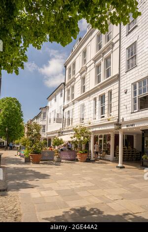 Edifici intorno ai Pantile un'area commerciale georgiana colonnata vicino alla sorgente del calibato a Tunbridge Wells Kent. Foto Stock