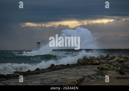 Big sea wave splash al crepuscolo. Fiume Douro bocca, il nord del Portogallo. Foto Stock