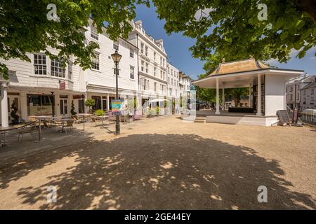 Edifici intorno ai Pantile un'area commerciale georgiana colonnata vicino alla sorgente del calibato a Tunbridge Wells Kent. Foto Stock