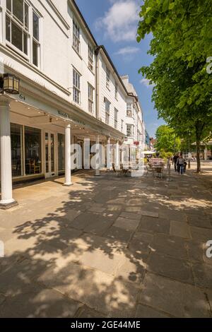 Edifici intorno ai Pantile un'area commerciale georgiana colonnata vicino alla sorgente del calibato a Tunbridge Wells Kent. Foto Stock