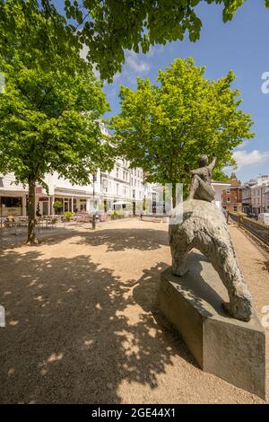 Edifici intorno ai Pantile un'area commerciale georgiana colonnata vicino alla sorgente del calibato a Tunbridge Wells Kent. Foto Stock