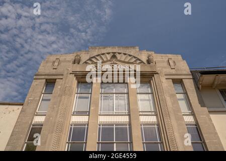 Di fronte al vecchio negozio di articoli di sartoria Burton a Tunbridge Wells kent. Foto Stock