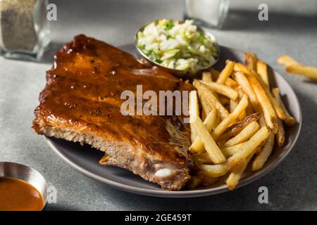 Costolette di ricambio fatte in casa con patatine fritte e coleslaw Foto Stock