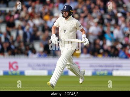 L'inglese Ollie Robinson durante il quinto giorno della seconda partita di test al Lord's, Londra. Data immagine: Lunedì 16 agosto 2021. Foto Stock