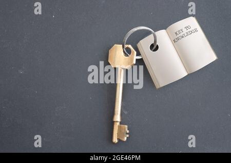 Portachiavi con libro aperto e nuovo capitolo conoscenza Foto Stock