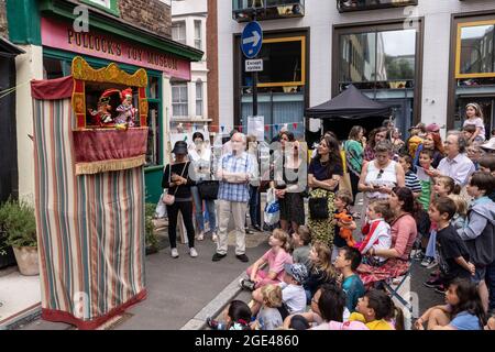 Pollock's Toy Museum Fitzrovia Fête laboratori, spettacoli e giochi intorno al Museo di Whitfield Street e Scala Street, nel centro di Londra, Regno Unito Foto Stock