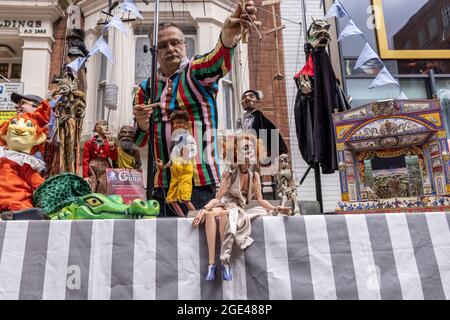 Pollock's Toy Museum Fitzrovia Fête laboratori, spettacoli e giochi intorno al Museo di Whitfield Street e Scala Street, nel centro di Londra, Regno Unito Foto Stock