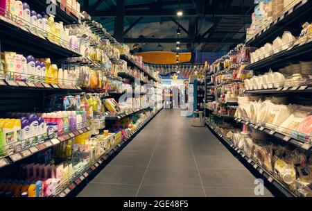 Shot di scaffali completamente riforniti in un negozio di alimentari durante il giorno. Silpo, Odessa, Ucraina Foto Stock