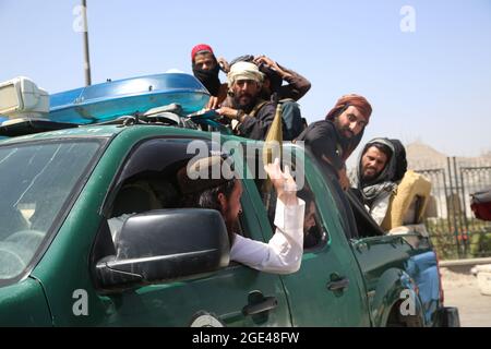 Kabul, Afghanistan. 16 agosto 2021. I combattenti talebani afghani sono visti a Kabul, capitale dell'Afghanistan, 16 agosto 2021. Credit: Sr/Xinhua/Alamy Live News Foto Stock