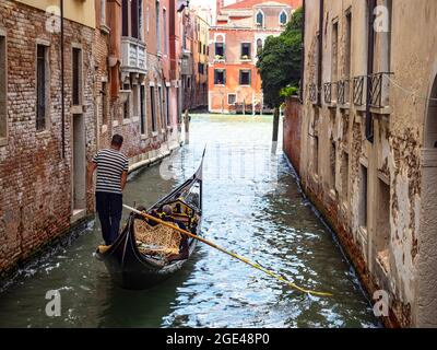 Gondoliere in un primo piano sul canale di Venezia Foto Stock