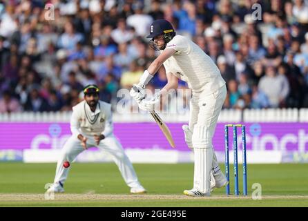 L'inglese Ollie Robinson durante il quinto giorno della seconda partita di test al Lord's, Londra. Data immagine: Lunedì 16 agosto 2021. Foto Stock