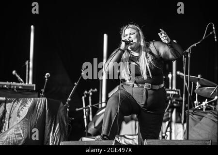 Bang Bang Romeo si esibisce dal vivo all'ippodromo di Doncaster Foto Stock