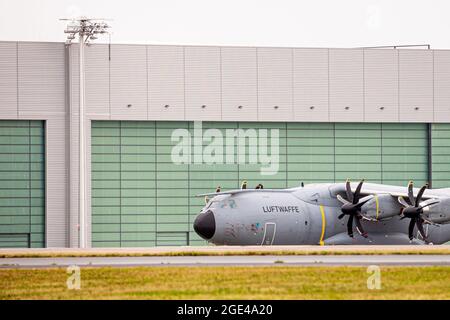 Wunstorf, Germania. 16 agosto 2021. Un aereo da trasporto Airbus A400M dell'Aeronautica tedesca si trova alla base aerea di Wunstorf nella regione di Hannover. In vista del rapido progresso dei talebani in Afghanistan, la Bundeswehr ha iniziato a evacuare i cittadini tedeschi e le forze afghane locali da Kabul. Credit: Moritz Frankenberg/dpa/Alamy Live News Foto Stock