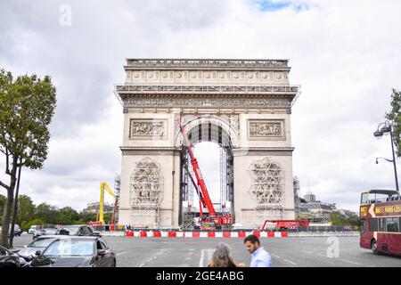 L'imballaggio dell'Arco di Trionfo, opera postuma di Cristo, continua a Parigi, in Francia, il 16 agosto 2021. Foto di Lionel Urman/ABACAPRESS.COM Foto Stock