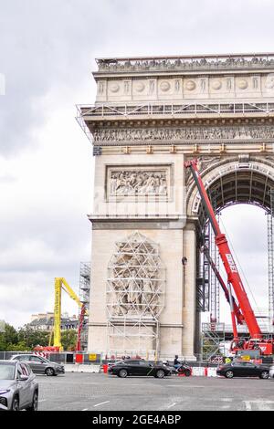 L'imballaggio dell'Arco di Trionfo, opera postuma di Cristo, continua a Parigi, in Francia, il 16 agosto 2021. Foto di Lionel Urman/ABACAPRESS.COM Foto Stock