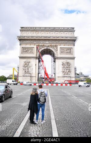 L'imballaggio dell'Arco di Trionfo, opera postuma di Cristo, continua a Parigi, in Francia, il 16 agosto 2021. Foto di Lionel Urman/ABACAPRESS.COM Foto Stock