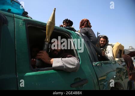 Kabul, Afghanistan. 16 agosto 2021. I combattenti talebani afghani sono visti a Kabul, capitale dell'Afghanistan, 16 agosto 2021. Credit: Sr/Xinhua/Alamy Live News Foto Stock