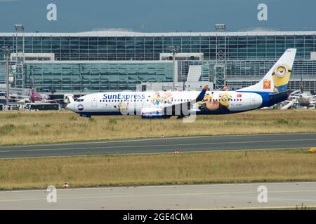 FRANCOFORTE, GERMANIA - 09 LUG 2017: Registrazione SunExpress Boeing 737-800 TC-SOH aeromobili con livrea a fumetti all'aeroporto di Francoforte Foto Stock