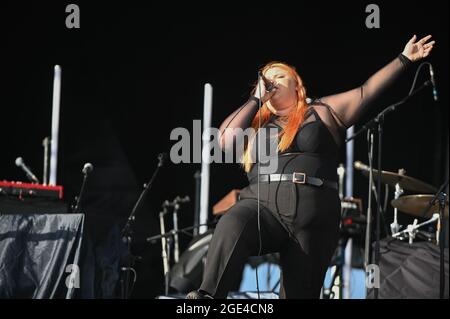 Bang Bang Romeo si esibisce dal vivo all'ippodromo di Doncaster Foto Stock