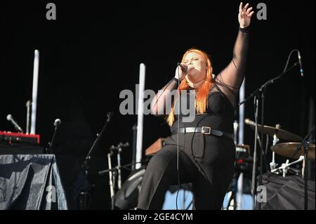 Bang Bang Romeo si esibisce dal vivo all'ippodromo di Doncaster Foto Stock