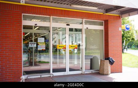 POZNAN, POLONIA - 12 ottobre 2016: L'ingresso frontale di un supermarke Biedronka Foto Stock