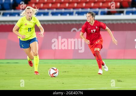 06 agosto 2021: Stina Blackstenius (11) della Svezia corre con la palla perseguita da Jessie Fleming (17) del Canada durante la Tokyo 2020 Olimpiadi Calcio Donna medaglia d'oro tra il Canada e la Svezia allo Stadio Internazionale Yokohama di Tokyo, Giappone. Daniel Lea/CSM} Foto Stock