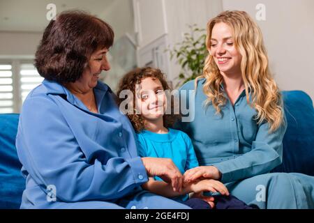 I momenti migliori per le persone anziane vengono trascorsi insieme alla famiglia Foto Stock
