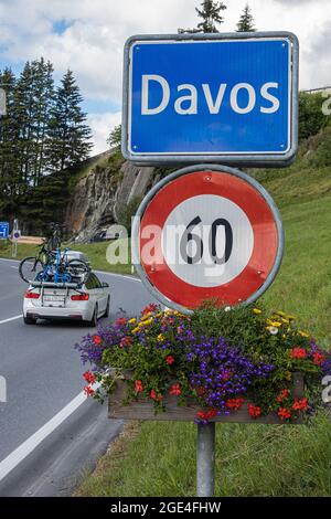 Davos, Svizzera - 17 luglio 2020: Davos è una stazione sciistica e comune del Cantone di Graubunden in Svizzera. Noto anche per la prestigiosa Foto Stock