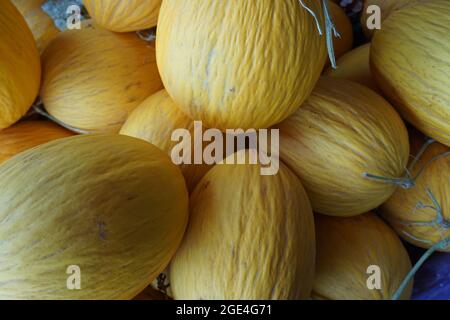 Melone giallo proveniente dal Marocco, frutta naturale, nel mercato, frutta sana di stagione, pronto a consumare Foto Stock